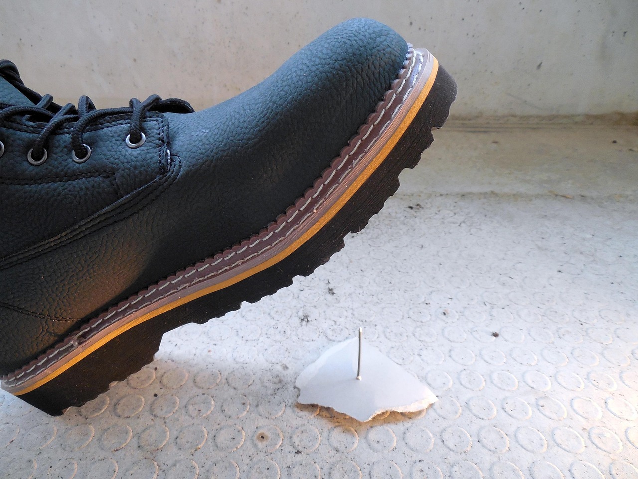 Duluth Trading accident, injury, danger, nail, shoe, foot, foot injury, accident at work, wounding, painful, caution, work shoe, workwear, osh, accident, accident, injury, painful, workwear, workwear, workwear, workwear, workwear